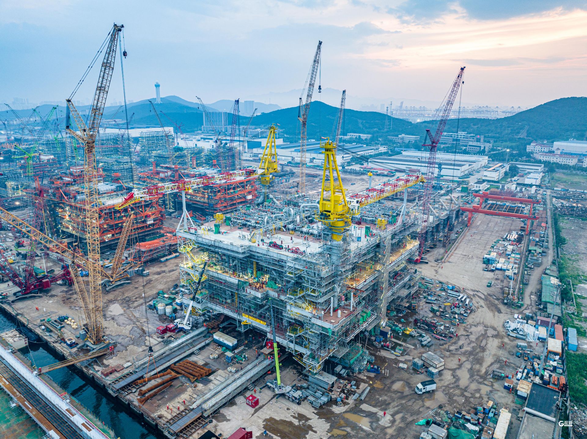 我國建造的最大國際海洋油氣平臺在青島完工交付